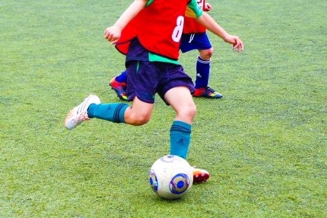 サッカードリブル上達法やコツ 子供の軸足や重心意識した練習の意味とは 子供のサッカー才能伸ばす方法を考えた